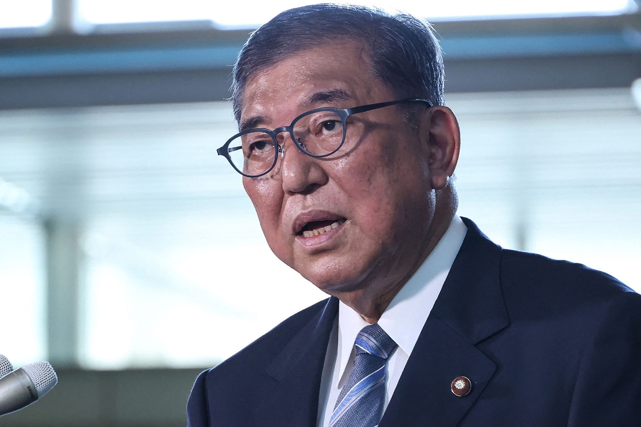 이시바 시게루 일본 총리가 23일 도쿄 총리실에서 기자들에게 일-미 관세 협정의 내용을 설명하고 있다. [AFP]