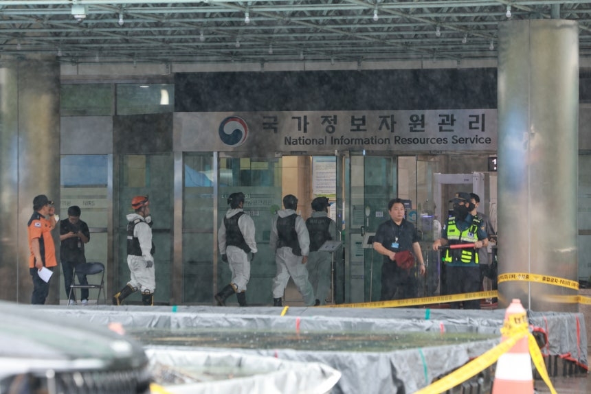 28일 대전 유성구 국가정보자원관리원 비트코인 스포츠토토 현장에서 합동감식을 위해 소방, 경찰, 국립과학수사연구원 관계자들이 이동하고 있다. [연합]