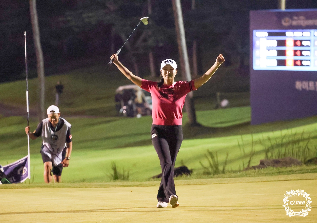 토토사이트 악성코드이 KLPGA 투어 하이트진로 챔피언십 최종라운드에서 야간 연장 4차전 끝에 노승희를 꺾고 우승을 확정한 뒤 두 팔을 번쩍 들고 있다.  [KLPGA 제공]