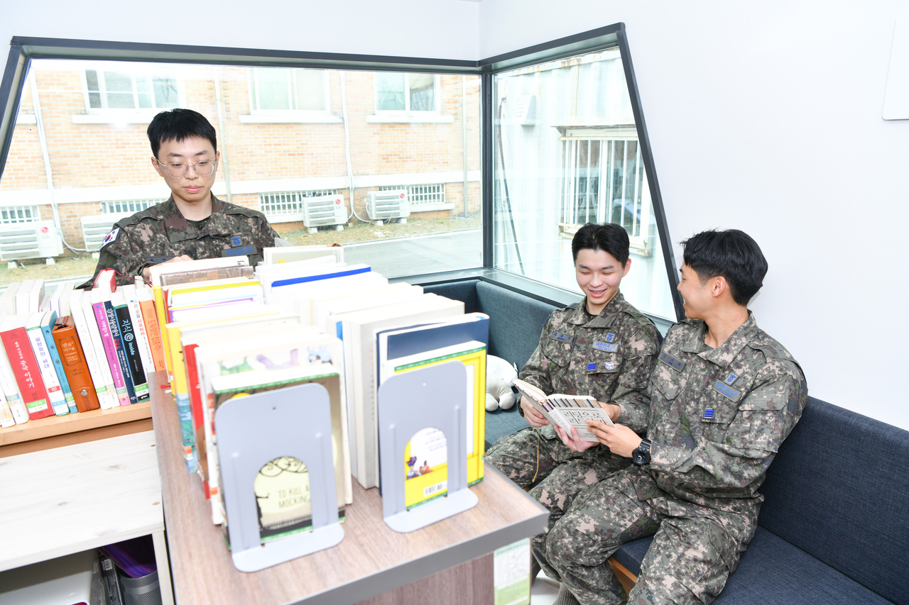 Soldiers spend time at Lotte Group's 12th "Youth Library," which opened in March at the Air Force's Unit 8930. (Lotte Group)