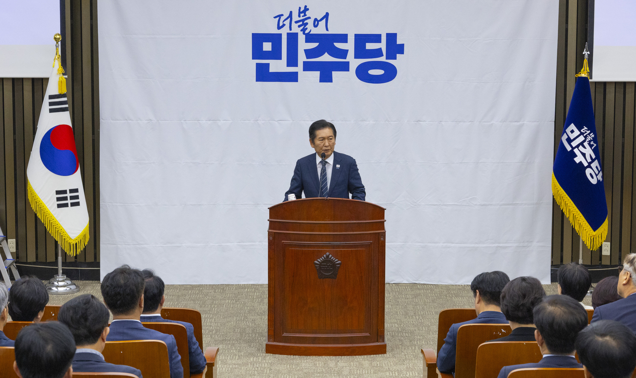 Jung Chung-rae, chair of the ruling Democratic Party of Korea, speaks at a general assembly at the National Assembly in Yeouido, Seoul, on Thursday, ahead of the plenary session on the Government Organization Act. (Yonhap)