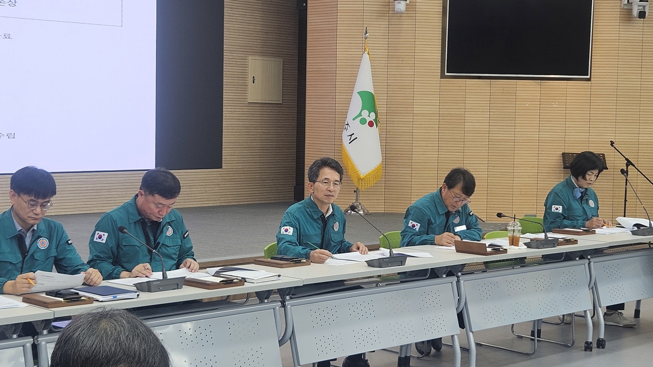 유정근 영주시장 권한대행 주재로 긴급회의를 하고 있다.[영주시 제공]