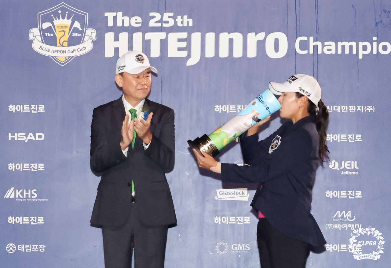 토토사이트 악성코드이 KLPGA 투어 하이트진로 챔피언십 우승 세리머니로 트로피에 채운 맥주를 마시고 있다.  [KLPGA 제공]