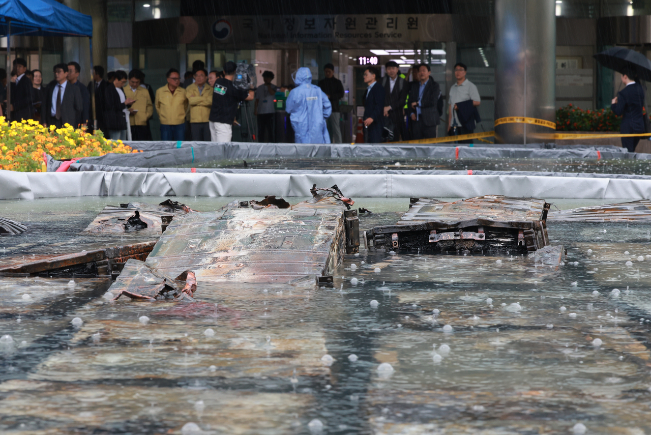 Lithium-ion batteries are submerged in a water tank after being burned in a fire at the National Information Resources Service in Daejeon on Friday. (Yonhap)
