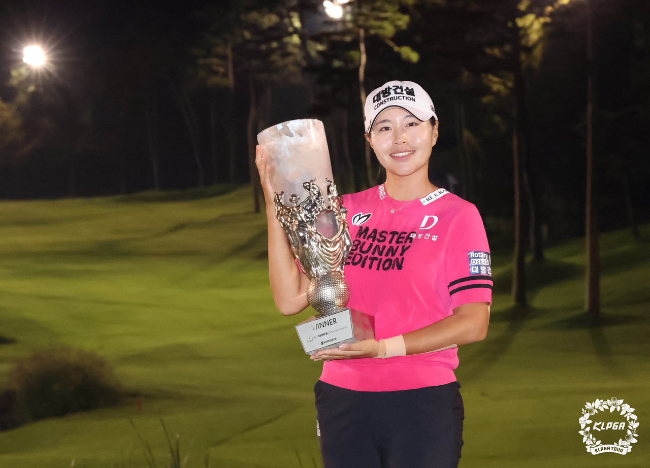 토토사이트 악성코드이 KLPGA 투어 하이트진로 챔피언십 우승컵을 들어보이고 있다.  [KLPGA 제공]