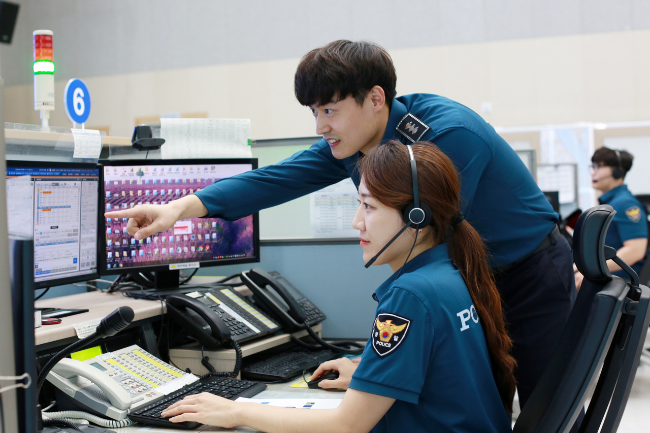 경북 경찰이  APEC 정상회의를 앞두고 영어·중국어 중심의 112 외국어 통역센터를 비롯해 다누리콜센터, 한국관광공사 콜센터 등과 연계한 통역 서비스를 제공하고 있다.[경북경찰청 제공]