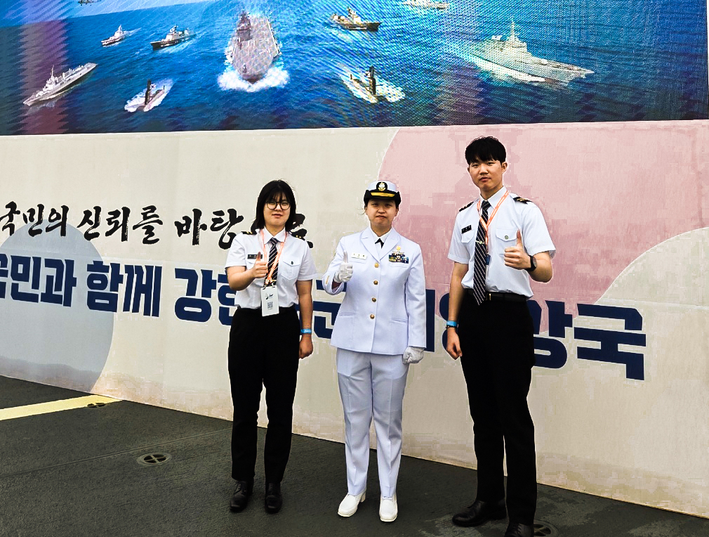 영진전문대 국방군사계열 재학생들이 해군 관함식 현장에서 도보람 상사와 함께 기념촬영을 했다.[영진전문대 제공]