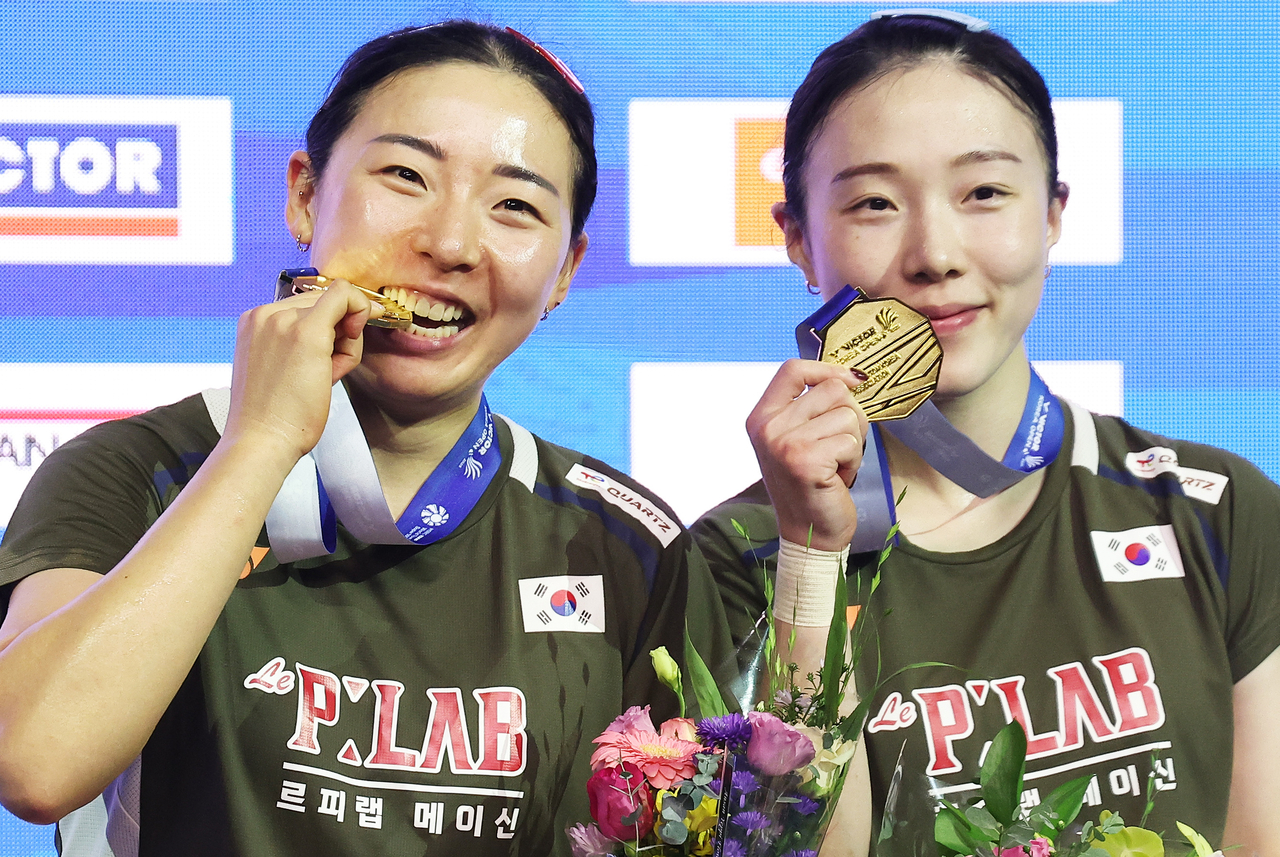 Kong Hee-yong (left) and Kim Hye-jeong of South Korea pose with their gold medals after winning the women's doubles title at the Korea Open badminton tournament at Suwon Gymnasium in Gyeonggi Province on Sunday. (Yonhap)