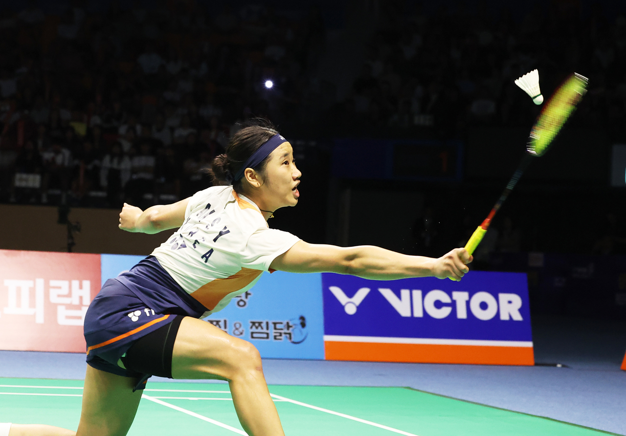 South Korea’s An Se-young plays against Japan’s Akane Yamaguchi in the women’s singles final at the Korea Open badminton tournament at Suwon Gymnasium in Gyeonggi Province on Sunday. (Yonhap)