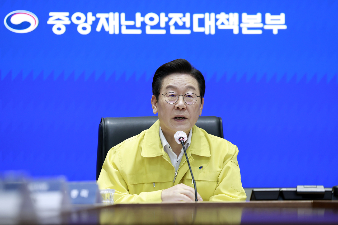 이재명 토토사이트 위치이 28일 정부서울청사 중앙재난상황실에서 열린 국가정보자원관리원 화재 관련 중앙재난안전대책본부 회의에서 발언하고 있다. [연합]