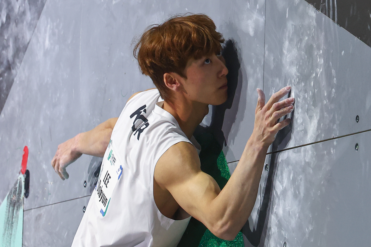Lee Do-hyun of South Korea competes in the men's boulder final at the International Federation of Sport Climbing Climbing World Championships at KSPO Dome in Seoul on Sunday. (Yonhap)