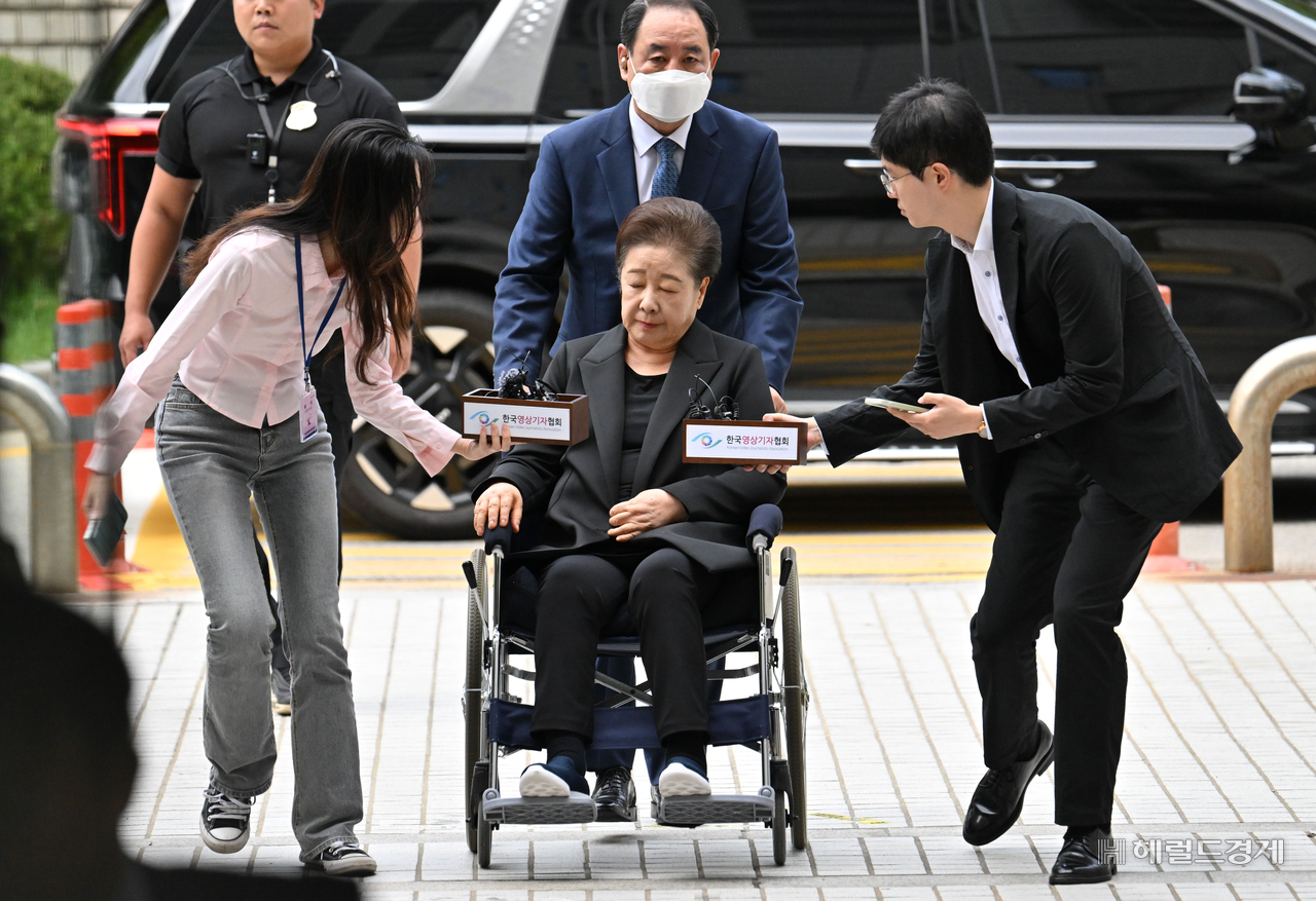 김건희 여사 관련 각종 의혹을 수사하는 민중기 특별검사팀이 통일교 정교유착 의혹 사건의 정점에 있는 한학자 총재를 29일 다시 불러 조사한다. 임세준 기자