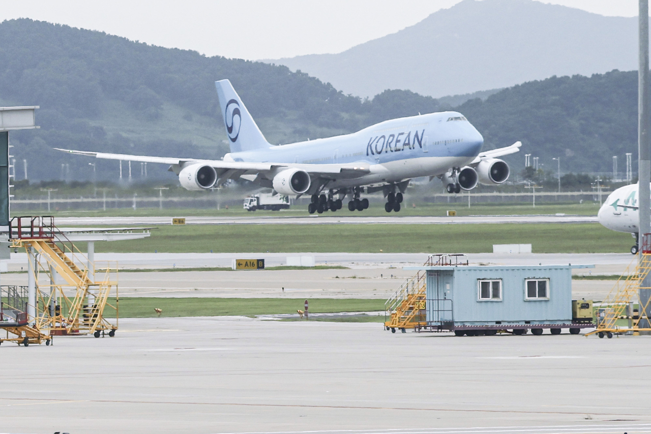 This photo shows a chartered flight carrying South Korean workers returning to their home country on Sept. 12 after a week of detention in the US as a result of an immigration raid at a battery plant site in Georgia. (Pool photo via Yonhap)