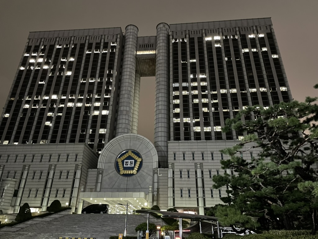 재판이 끝난 뒤 어두워진 서울중앙지방법원 청사 앞. [헤럴드경제=안세연 기자]