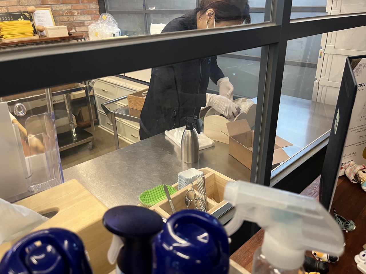 인천의 한 반려동물 장례식장에서 햄스터의 염습이 진행되고 있다. 박병국 기자