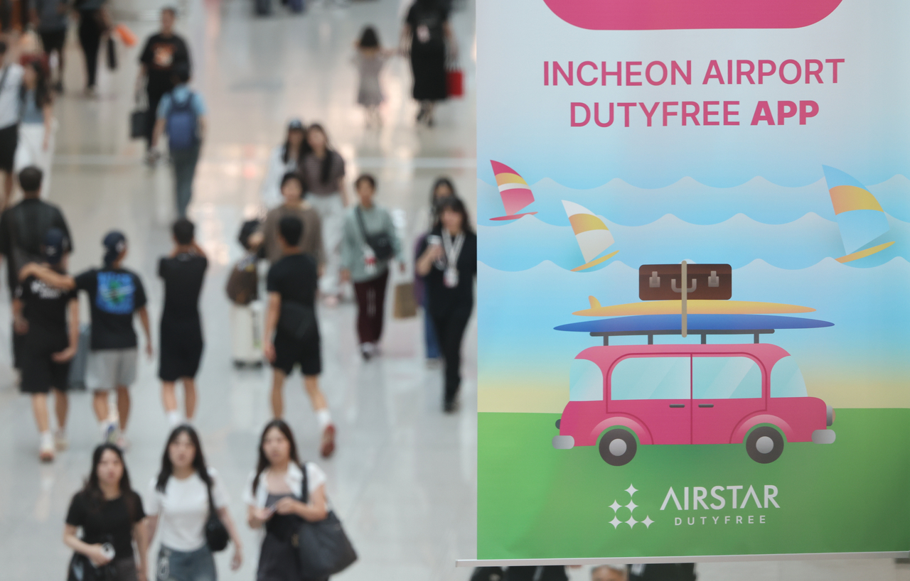 People walk through the duty-free area at Incheon Airport’s Terminal 1 on Aug. 17. (Newsis)