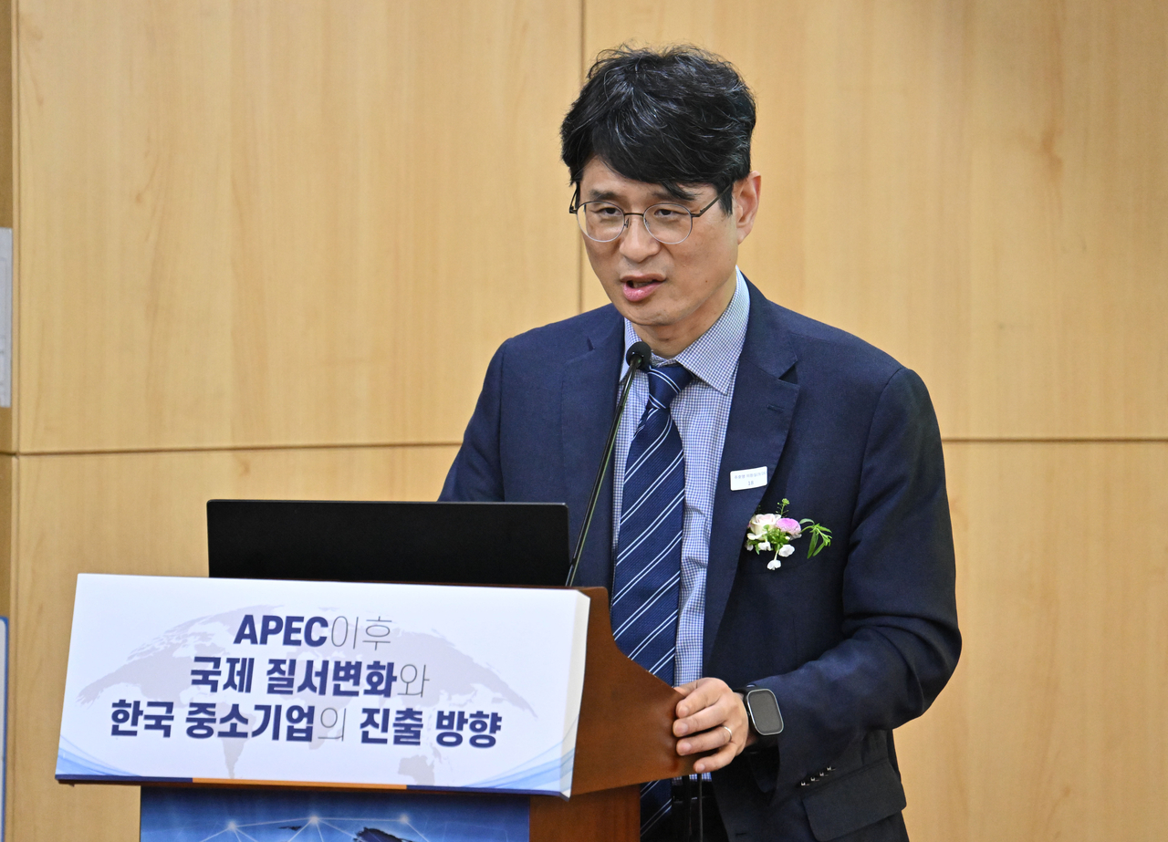 이왕휘 아주대학교 교수가 26일 오후 서울 여의도 국회 의원회관에서 열린 토토사이트 무료거부 이후 국제 질서 변화와 한국 중소기업의 진출 방향 토론회에서 주제발표를 하고 있다. 임세준 기자