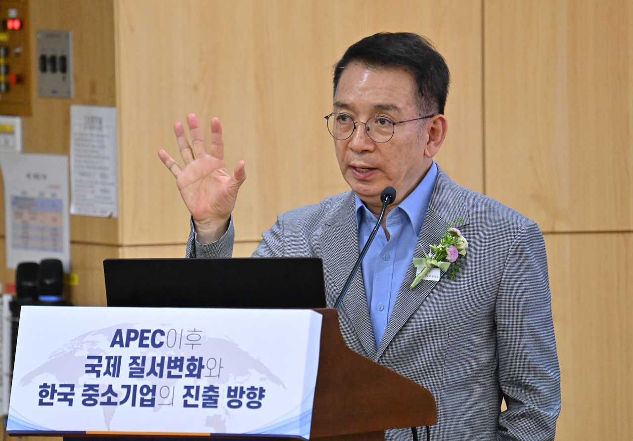 이정희 중앙대학교 교수가 26일 오후 서울 여의도 국회 의원회관에서 열린 토토사이트 무료거부 이후 국제 질서 변화와 한국 중소기업의 진출 방향 토론회에서 주제발표를 하고 있다. 임세준 기자
