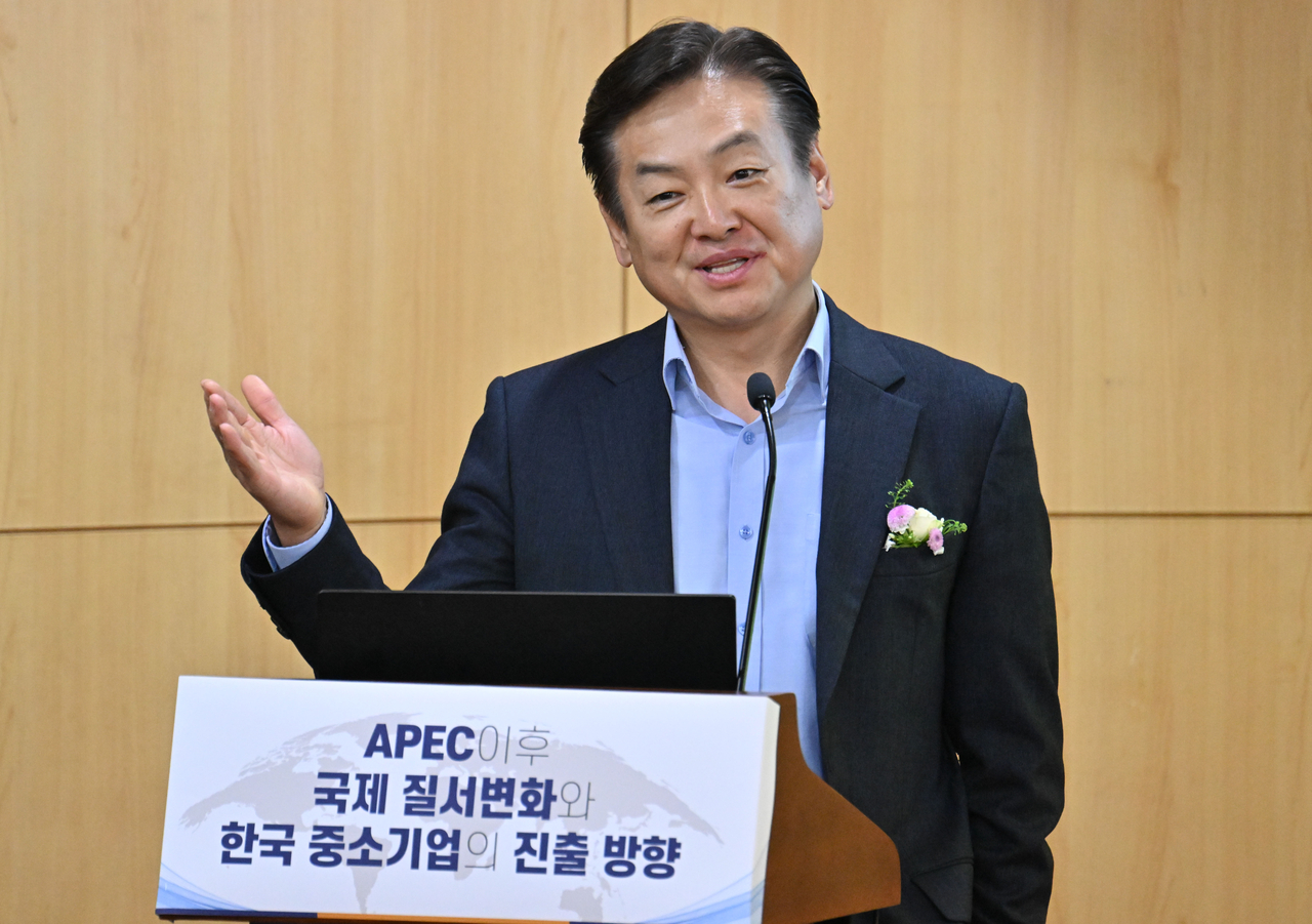 송영관 KDI 선임연구위원이 26일 오후 서울 여의도 국회 의원회관에서 열린 토토사이트 무료거부 이후 국제 질서 변화와 한국 중소기업의 진출 방향 토론회에서 주제발표를 하고 있다. 임세준 기자