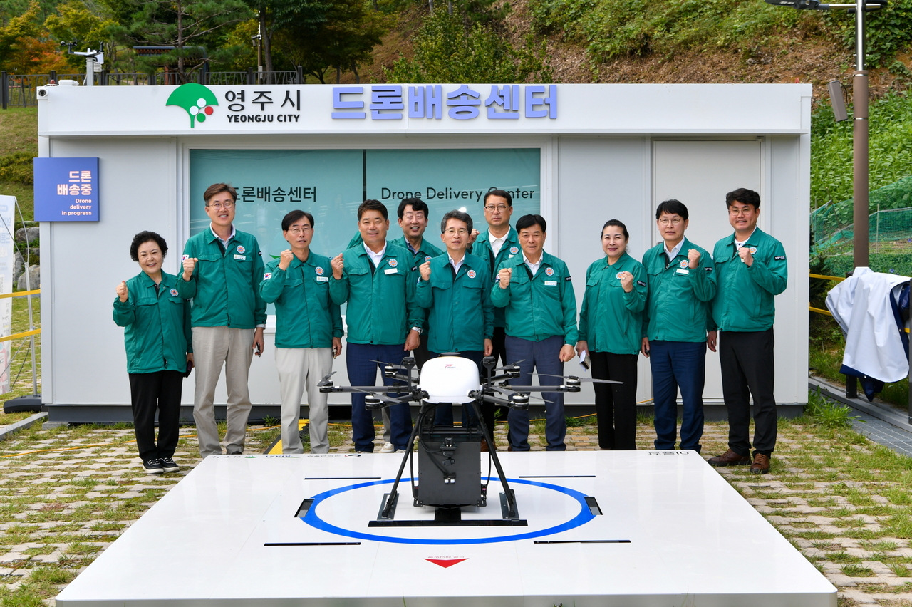 29일 영주호 용마루 1 공원 주차장 드론배송센터에서 드론시연후 유정근 시장권한다행과 김병기 의장, 시의원들이 단체 기념사진을 찍고 있다[영주시 제공]