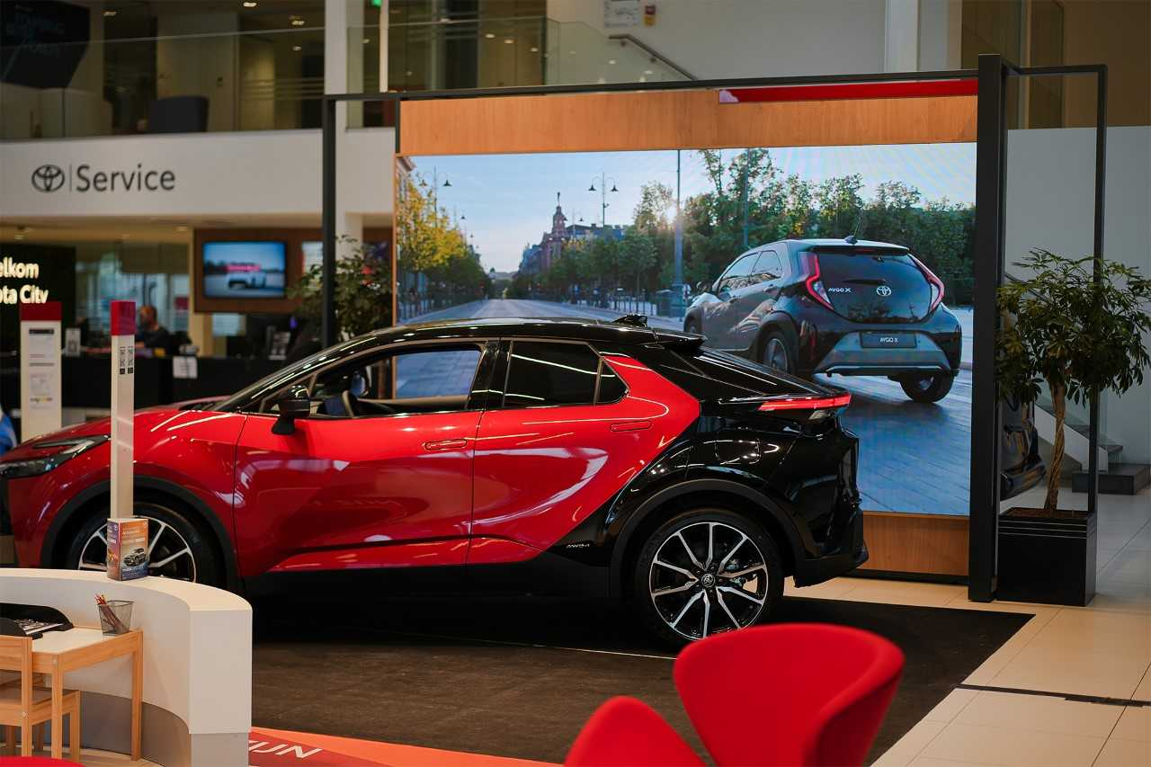 카지노 토토가 스페인 산티아고 데 콤포스텔라에 위치한 ‘토요타(TOYOTA)’ 매장에 스마트 사이니지를 공급했다. [카지노 토토 제공]