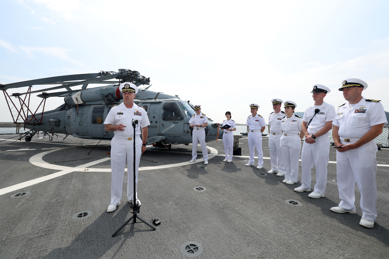 This photo, provided by Kookbangilbo, shows Captain Louis Catalina, commanding officer of the USS Blue Ridge, responding to reporters' questions during a press tour aboard a US command ship on Monday. (PHOTO NOT FOR SALE) (Yonahp)