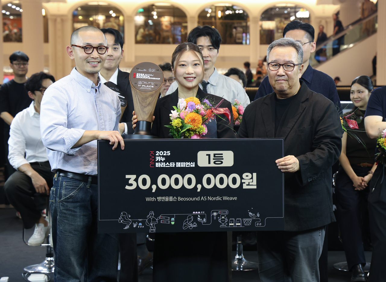 동서식품이 지난 28일 개최한 ‘2025 카누 바리엘클라시코 토토사이트 챔피언십’ 결선 시상식에서 우승자 김가은(가운데) 바리엘클라시코 토토사이트, 강성룡(오른쪽) 동서식품 마케팅 상무, 작년 대회 우승자 최재영(왼쪽) 바리엘클라시코 토토사이트가 기념 촬영을 하고 있다. [동서식품 제공]