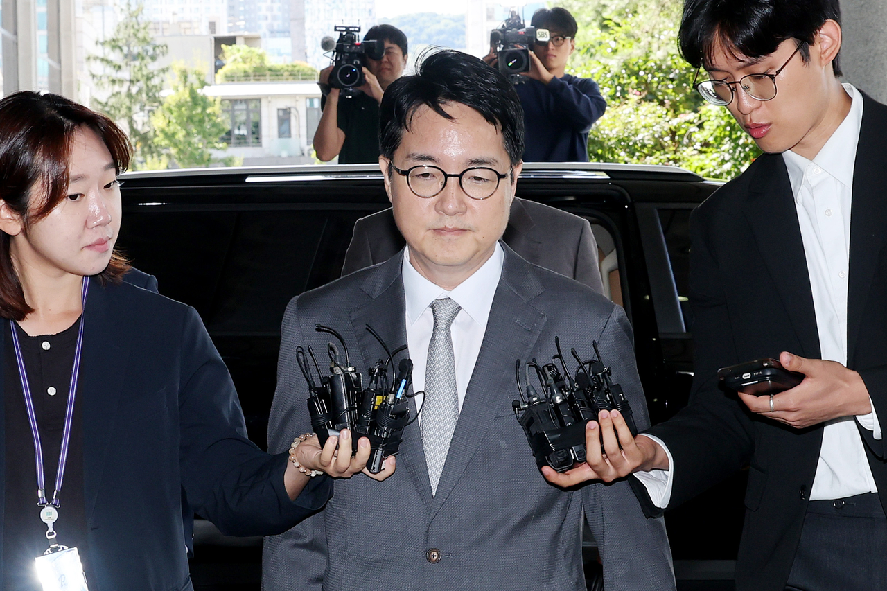 Former Prosecutor General Shim Woo-jung (center) appears at the Seoul High Prosecutors Office in Seoul on Sept. 21, to be questioned by a special counsel team over former President Yoon Suk Yeol's insurrection charges in connection with his Dec. 3 martial law declaration. (Yonhap)
