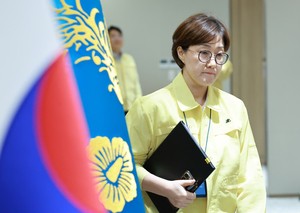 Lee moves longtime aide to personal secretary post in reshuffle