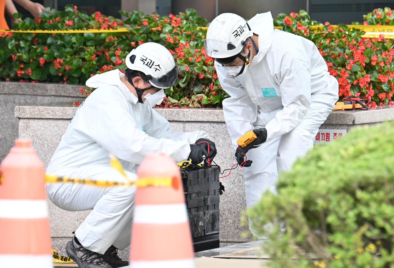 지난 26일 발생한 국가정보자원토토사이트 러쉬원(국정자원) 대전 본원 화재로 전산망 마비 사태가 나흘째 이어지고 있다. 29일 오전 대전 유성구 국가정보자원토토사이트 러쉬원 화재현장에서 합동감식반 관계자들이 수조에 담긴 리튬이온 배터리를 감식하고 있다. 임세준 기자