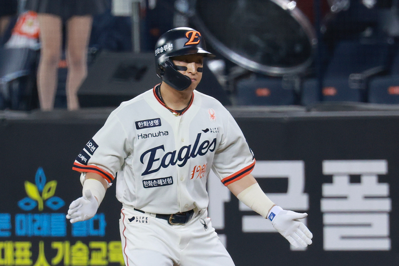 Hanwha Eagles의 아들 Ah-Seop은 월요일 서울에서 140km 떨어진 Daejeon의 Daejeon Hanwha Life Ballpark에서 클럽의 한국 야구 단체 정기 시즌 경기에서 LG 쌍둥이와 2 번의 싱글을 쳤다. (yonhap)