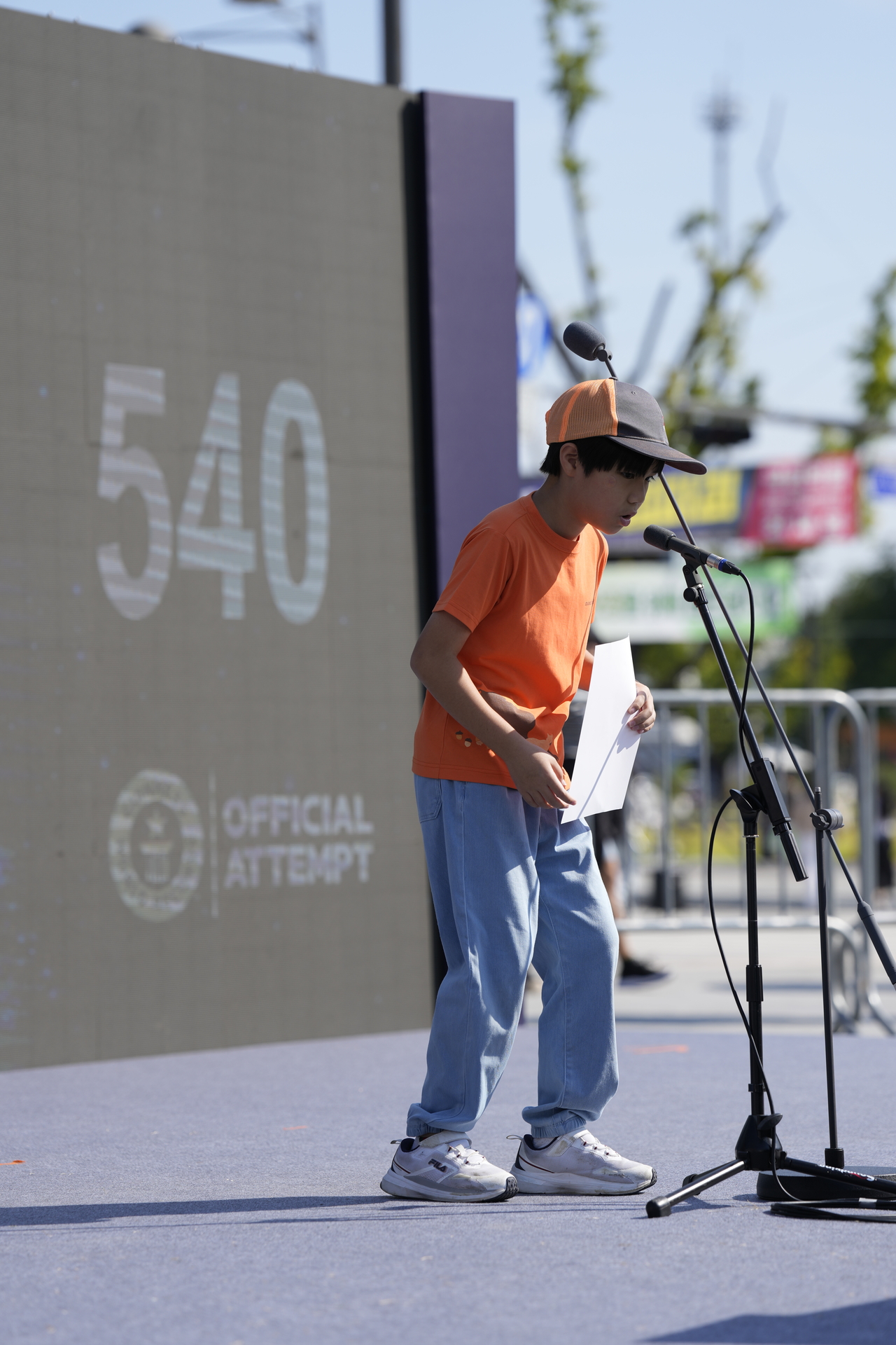 A young participant recites a poem from the podium at Gwanghwamun Square in Jongno-gu, central Seoul, Saturday. (Seoul Metropolitan Government)