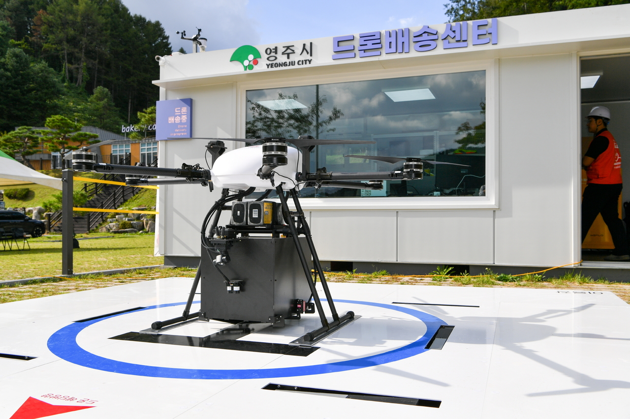 드론배송센터에서 드론이 배송서비스를 위해 대기하고 있다.[영주시 제공]