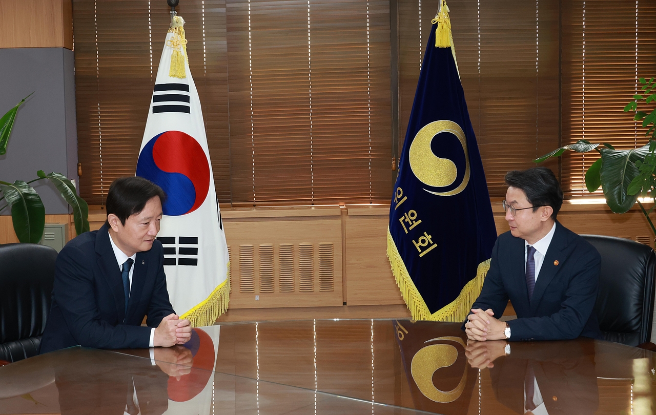 Lee Eog-weon (right), the chairman of the Financial Services Commission, and Lee Chan-jin, governor of the Financial Supervisory Service, hold a meeting at the FSC's headquarters in Seoul on Monday, in this photo provided by the FSC. (Yonhap)