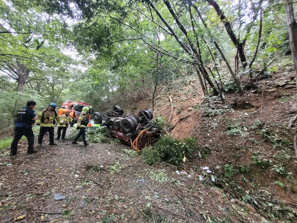 지난 28일 오전 9시 40분쯤 경남 양산시 호계동 토토사이트 라이브 한 암자 인근 임도서 발생한 사고 현장. [경남경찰청]