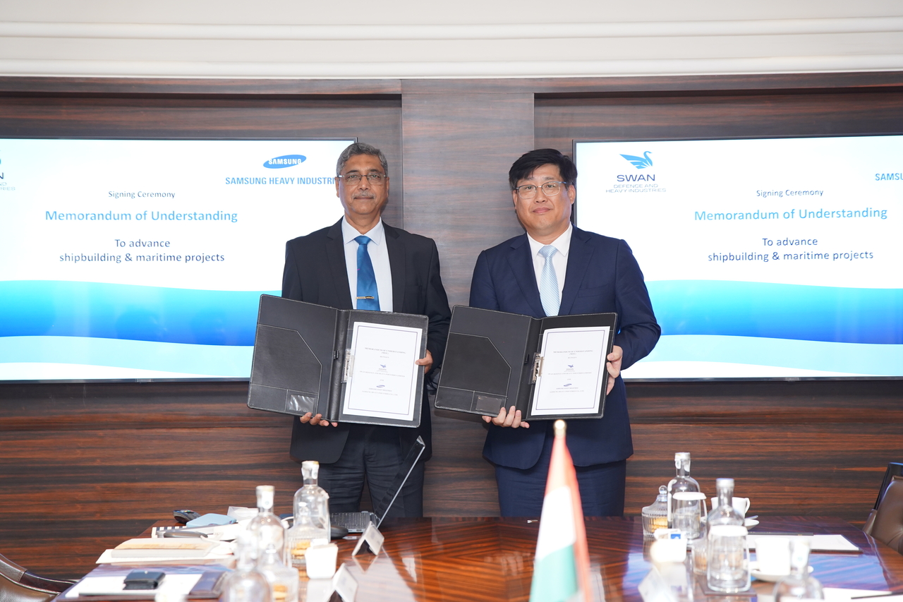 Samsung Heavy Industries Vice President Namgung Geum-sung (right) and Vipin Kumar Saxena, CEO of India’s Swan Defense and Heavy Industries, hold a partnership certificate during the signing ceremony of a memorandum of understanding. (Samsung Heavy Industries)