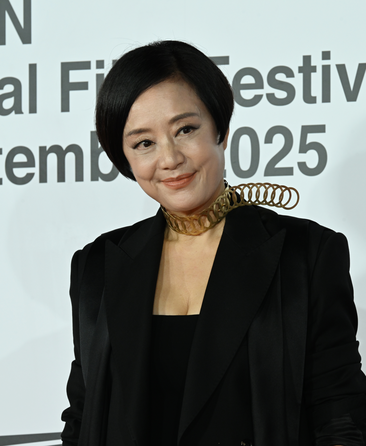 [헤럴드POP=윤병찬 기자] 지난 17일 오후 부산광역시 우동 영화의 전당에서 열린 ‘제30회 부산국제 영화제(BIFF)’ 개막식 현장에서 배우 장미희가 레드카펫에 서고 있다.