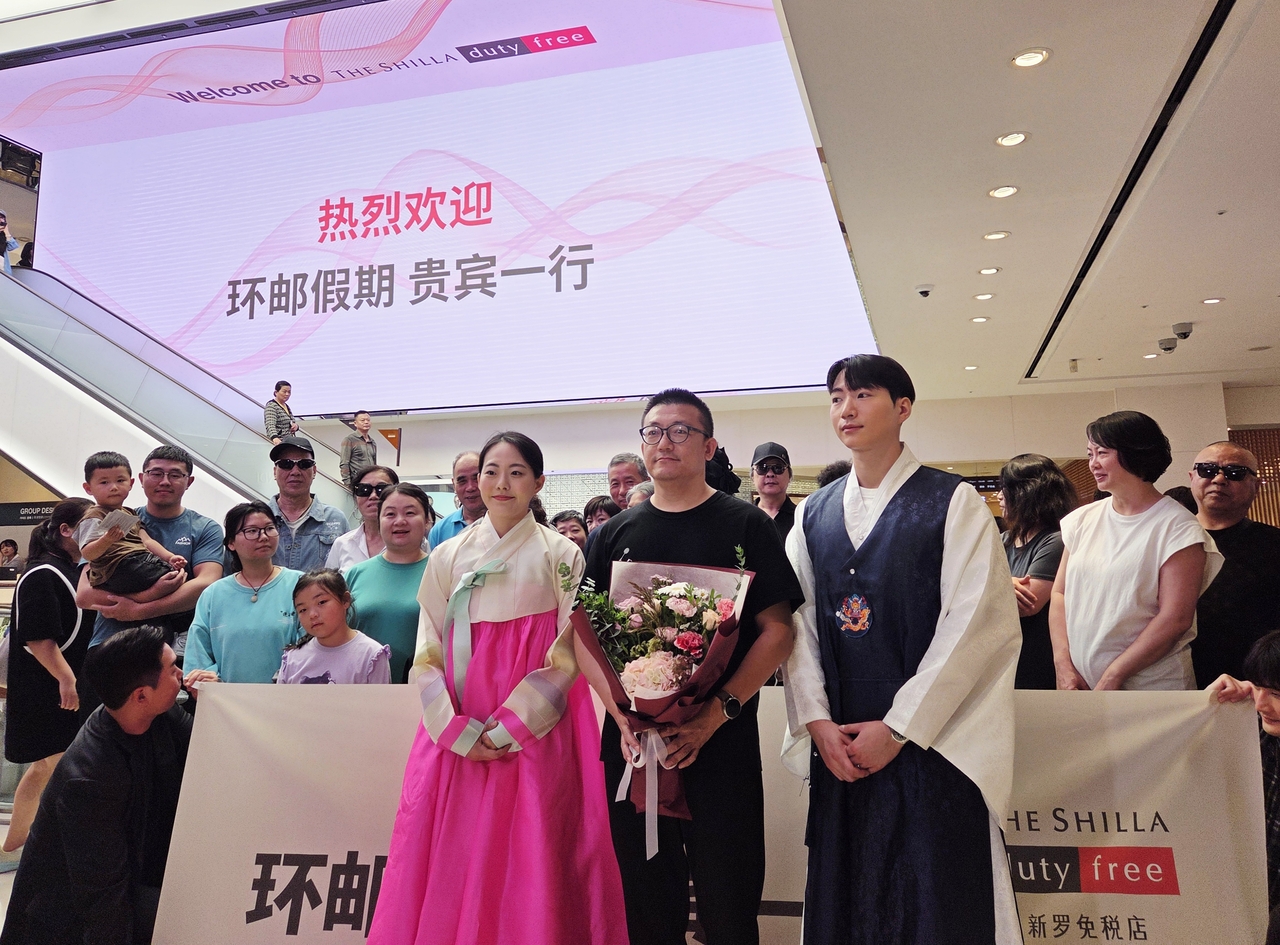 ‘무비자 입국 첫날’인 29일 신라면세점 서울점을 방문한중국인 단체토토사이트 악성코드객