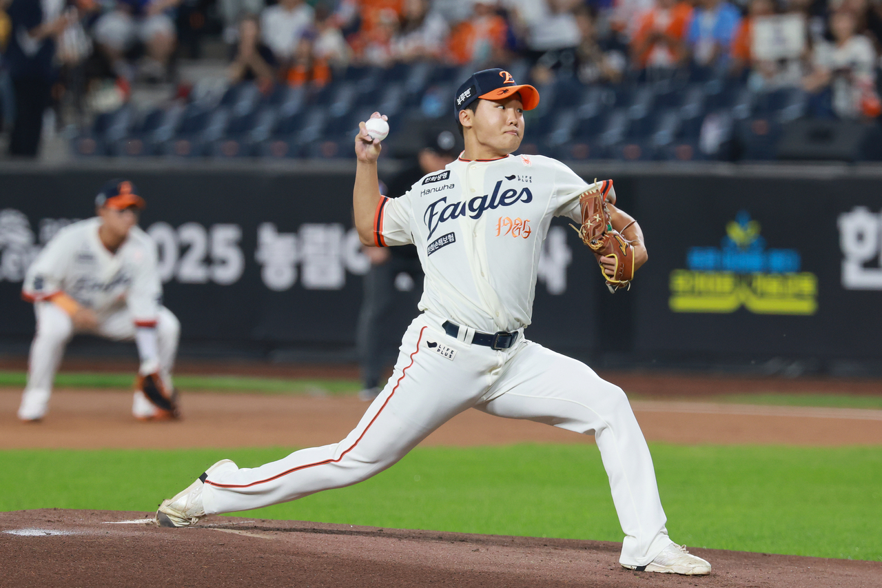 Hanwha Eagles의 스타터 정우주는 월요일 서울에서 남쪽으로 140km 떨어진 대전의 대전한에서 열린 한국 야구 단체 정규 시즌 경기에서 LG 쌍둥이와의 경기장에 대한 투구. (yonhap)