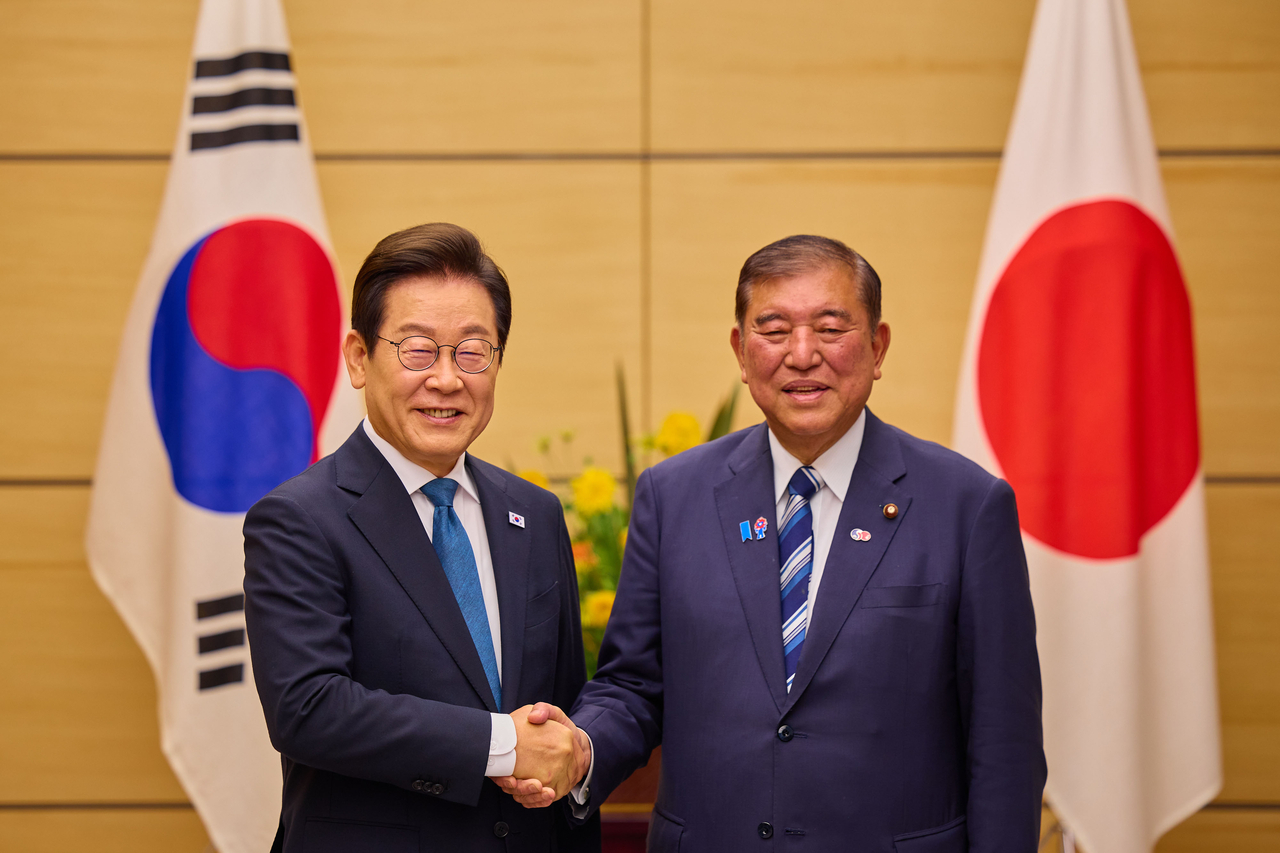 이재명 토토사이트 로그인 넘기기과 이시바 시게루 일본 총리가 지난달 23일(현지 시간) 일본 도쿄 총리 관저에서 한일 소인수 정상회담 기념촬영을 하고 있다. [뉴시스]
