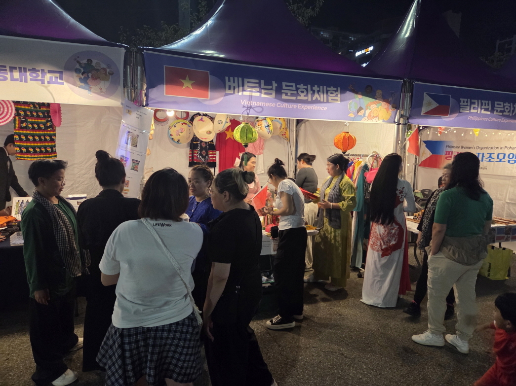포항시가 지난 27~28일 영일대해수욕장 장미원 일대에서 개최한 ‘2025 포항 지구촌 엑스포’가 세계 13개국 외국인과 포항 시민 등 5천여 명의 발길을 사로잡으며 성황리에 막을 내렸다.[포항시 제공]