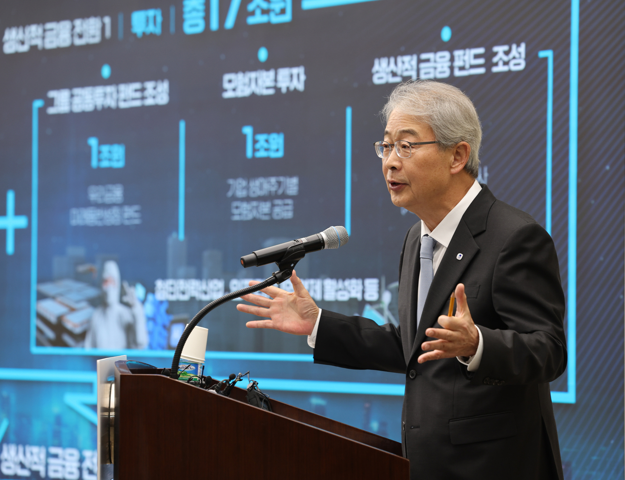 Woori Financial Chair Yim Jong-yong speaks at a press briefing held at the group’s headquarters in central Seoul, Monday. (Yonhap)