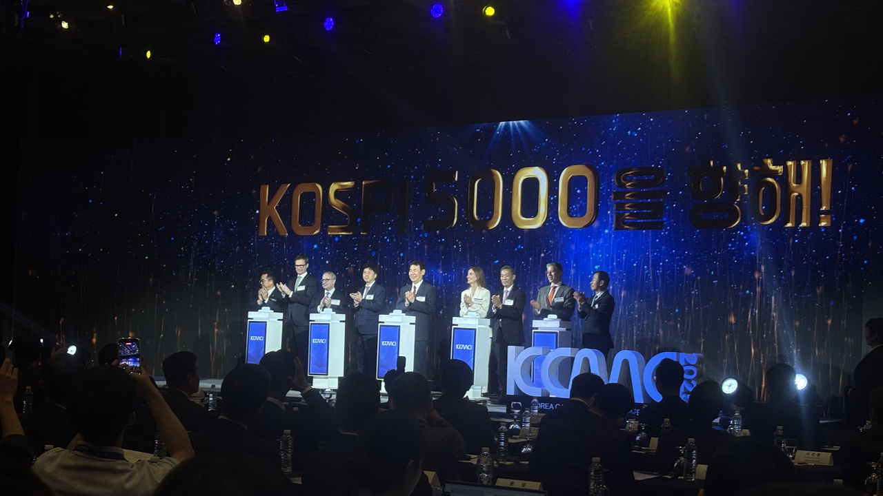 29일 오전 서울 중구 웨스틴조선호텔에서 열린 제 2회 한국 자본시장 콘퍼런스(Korea Capital Market Conference)에서 정은보 한국토토사이트 로그인 이사장, 이억원 금융위원장, 케빈 스니더 골드만삭스 경영위원회 위원, 오기형 더불어민주당 코스피5000특별위원회 위원장이 코스피 최고치 경신을 축하하고 있다. 문이림 기자