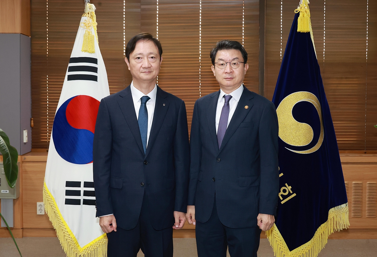 이억원(오른쪽) 토토사이트 케이 벳원장과 이찬진 금융감독원장이 29일 오전 정부서울청사에서 금융행정과 감독의 쇄신을 위한 긴급 회동을 가졌다. 이 위원장과 이 원장은 금융소비자 보호 기능의 공공성·투명성 강화 등에 힘을 모으겠다는 데 공감대를 이뤘다. [토토사이트 케이 벳 제공]