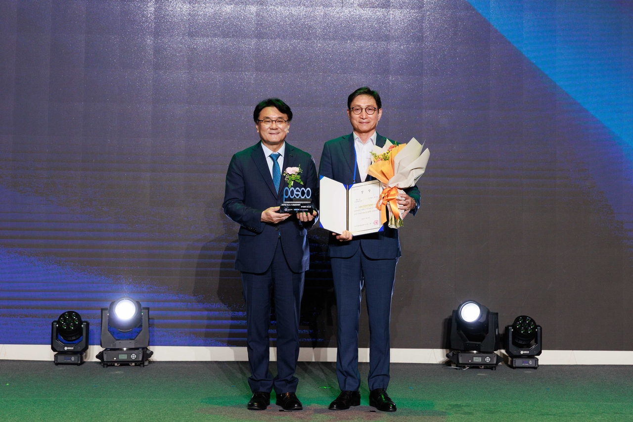 Shin Kyung-chul (right), head of Posco’s Business Support Division, and Lee Woo-young, president of the Human Resources Development Service of Korea pose for a photo at the Excellence in Training Centers ceremony in Seoul, Sept. 4. (Posco)