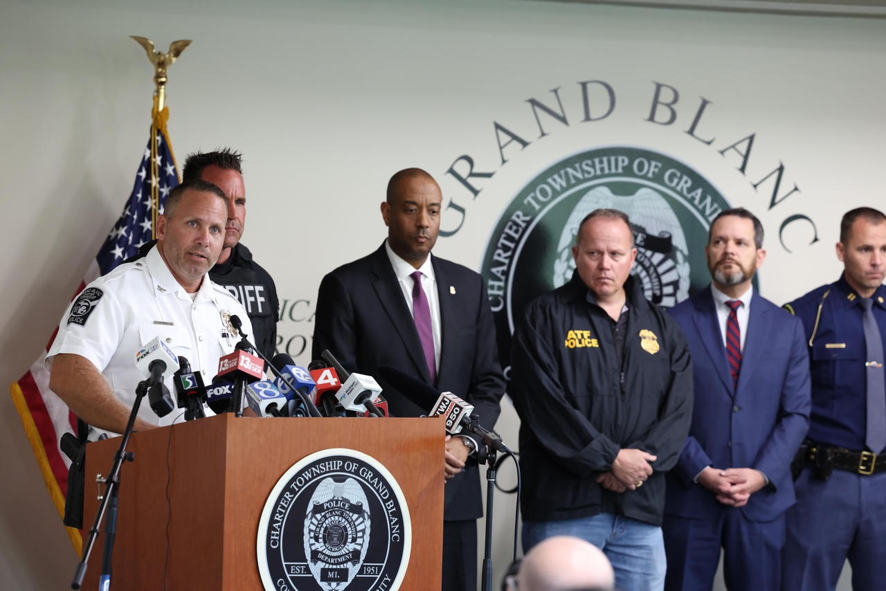 Grand Blanc Township Chief of Police William Renye and law enforcement officers address the media after a shooting and fire the Church of Jesus Christ of Latter-day Saints, Sunday, in Grand Blanc Township, Mich. (AP-Yonhap)