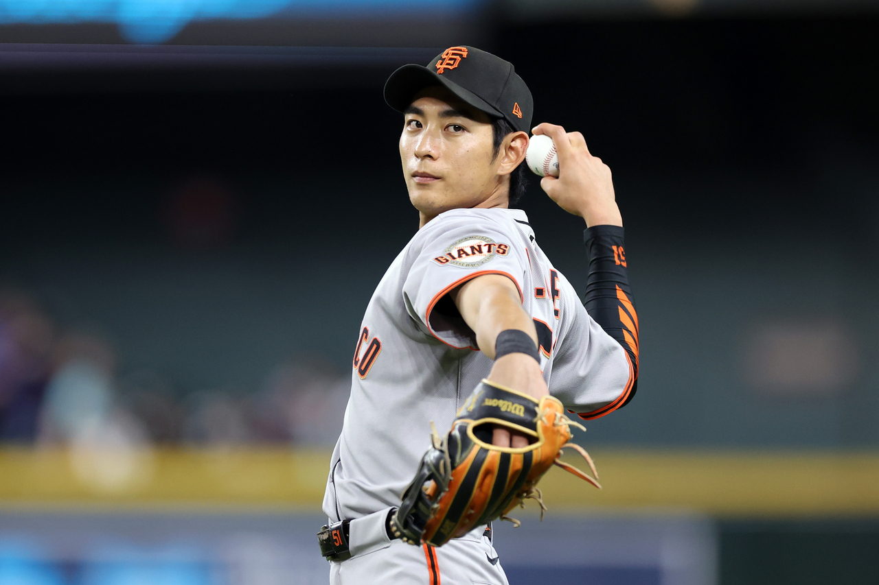 Jung Hoo Lee #51 of the San Francisco Giants warms up before the game against the Arizona Diamondbacks at Chase Field on September 16, 2025 in Phoenix, Arizona. (Getty Images)