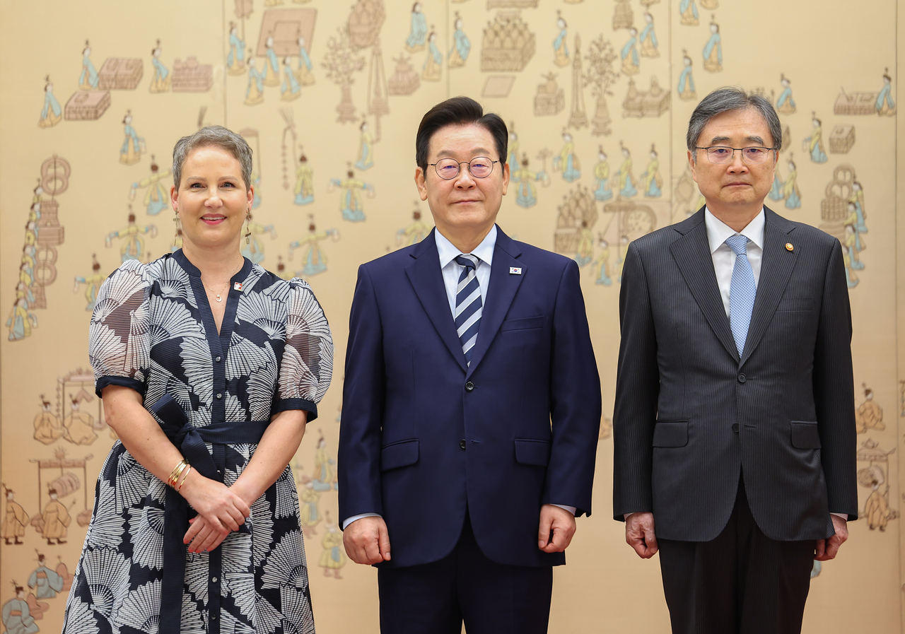 President Lee Jae Myung (center) poses for a photo after receiving credentials from new Swiss Ambassador to South Korea Nadine Olivieri Lozano (left), during a ceremony held at the presidential office in Seoul on Monday, which was attended by Foreign Minister Cho Hyun. (Yonhap)