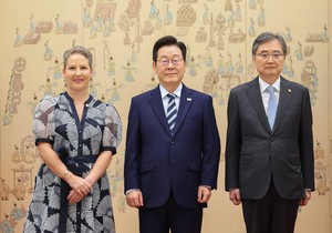 Lee receives credentials from 7 new ambassadors to S. Korea