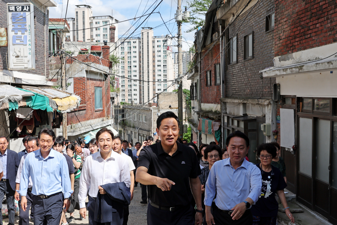 지난 19일 오세훈 토토사이트 사고 팔고시장이 토토사이트 사고 팔고 서대문구 현저동 모아타운 현장 점검에 나서고 있다. [연합]